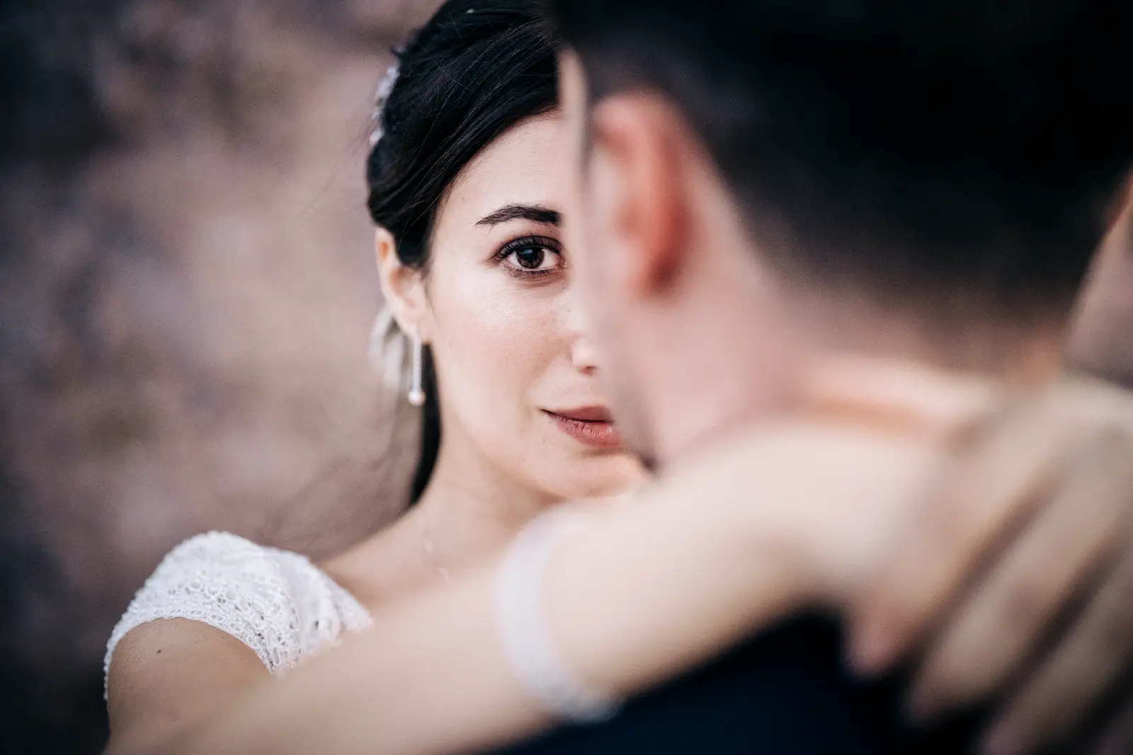 Ritratto romantico della sposa parzialmente coperta dallo sposo durante un matrimonio a Siracusa