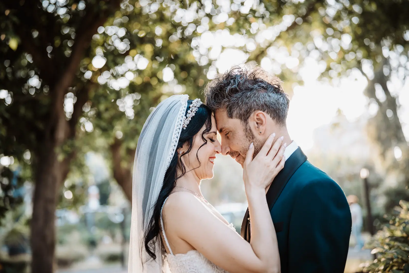 Ritratto intimo di sposi abbracciati durante un matrimonio ad Acireale